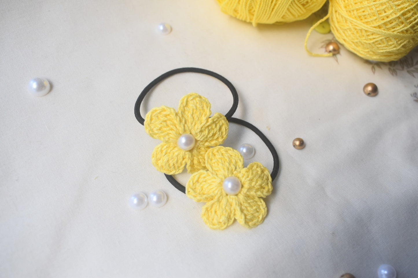 Yellow Periwinkle Hairtie